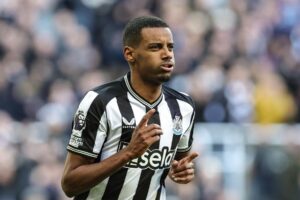 Newcastle 2-1 Tottenham: Wasteful visitors stung by late Isak strike